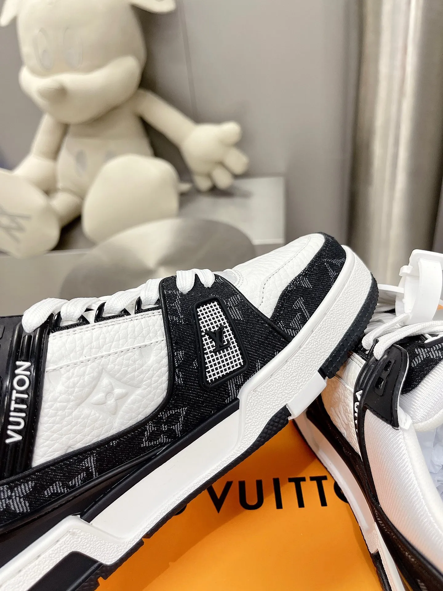 👟👟Ex-factory price 840👟👟The highest version on the Internet⚠️Feel free to compare! 2021🔥New model, purchase quality LV~Louis Vuitton by Virgin Abloh’s best-looking sneakers, Donkey Brand strongly recommends new products, official website limited edition retro basketball sneakers! Both high and low tops cost money to purchase 1:1 accurate replicas of the originals. The details are invincible, full of sincerity, imported custom-made original cowhide, the original package method is the same, the details are 100% restored, and the private model customized the original one-piece T👟👟factory price U outsole, which is different from other brands. Without the original version, this effect cannot be achieved! 35-45 (46 is custom-made and non-refundable) Some colors are available in women’s styles